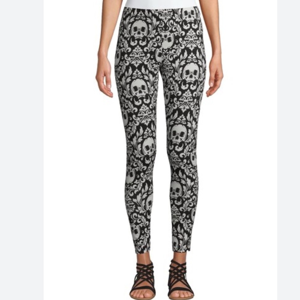 No Boundaries Black and White Size XXL Skull Gothic Pattern Leggings